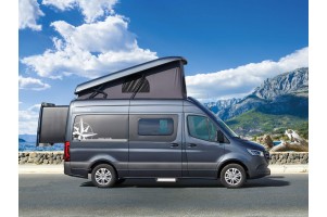 Westfalia James Cook mit aufgestelltem Hochdach und Slideout